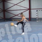 Carmen Plesa joaca jotbal mai bine decat un barbat!