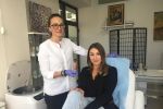 &Icirc;nainte de Revelion, Monica Roșu s-a &icirc;nfrumusețat cu terapia Vampir!