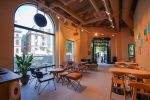 Starbucks Piaţa Universităţii, noua cafenea unde vara se simte mai bine