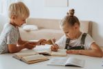 Ziua Educatiei: 60% dintre cadrele didactice folosesc materiale alternative in completarea programei scolare