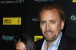 Nicolas Cage se plimbă cu familia prin centrul vechi al Bucureştiului.
