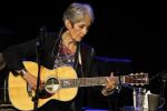 C&acirc;ntăreaţa Joan Baez, spitalizată după ce a căzut dintr-un copac.