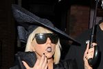 Lady Gaga şochează din nou, cu un look funebru.
