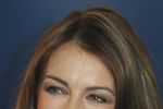 Elizabeth Hurley s-a despărţit de iubitul ei, australianul Shane Warne.