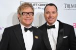 Elton John a devenit tătic.