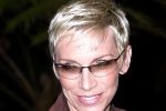 Annie Lennox, decorată de regina Elisabeta a II-a.