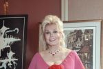 Actriţa Zsa Zsa Gabor, spitalizată pentru o amputare parţială a piciorului drept.