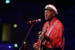 Chuck Berry a căzut pe scenă &icirc;n timpul concertului de Anul Nou din Chicago.