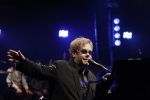 Bebeluşul lui Elton John va avea ca naşi de botez un cuplu de lesbiene.