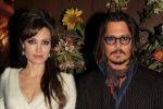 Johnny Depp, muşcat de c&acirc;inele cuplului Angelina Jolie-Brad Pitt.
