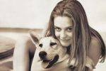 Actriţa Alicia Silverstone a pozat &icirc;nsărcinată pe coperta revistei Vogue.