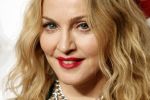 Familia fetiţei adoptate de Madonna din Malawi vrea să o dea &icirc;n judecată pe artistă.