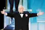 Mickey Rooney, ţinut prizonier de fiul vitreg.