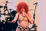 Rihanna, la un pas să ia foc pe scenă.