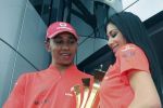 Lewis Hamilton şi fosta solistă Pussycat Dolls, Nicole Sherzinger, s-au logodit.