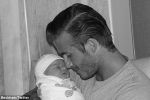 VEZI aici primele poze cu fetiţa lui David Beckham.