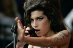 Amy Winehouse - o viaţă trăită pe muchie de cuţit.