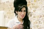Amy Winehouse &bdquo;a murit singură, &icirc;n patul ei".