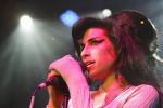 Amy Winehouse plănuia să adopte o fetiţă.
