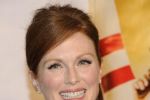 Julianne Moore a primit cetăţenia britanică.
