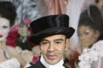 Designerul John Galliano a scăpat doar cu o amendă din procesul pentru injurii antisemite.