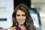 Actriţa Liz Hurley s-a logodit cu Shane Warne &icirc;n Scoţia.