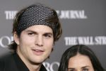 Demi Moore divorţează de Ashton Kutcher.