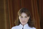Carla Bruni, criticată că-şi petrece vacanţa &icirc;n Maroc.