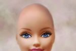 Pentru fetitele cu cancer, Barbie a renuntat la podoaba capilara