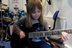 Heavy metal solo? O joacă de copii:Faceţi cunoştinţă cu fata de 8 ani al cărei talent ...