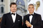 Brad Pitt şi George Clooney, &icirc;ntr-o piesă de teatru despre căsătoriile gay.
