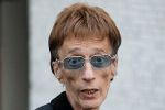 Robin Gibb, membru al trupei Bee Gees, a murit de cancer la v&acirc;rsta de 62 de ani.