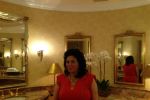 Carmen Harra va saluta din toaleta Beverly Hills Hotel