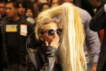 Lady Gaga &icirc;n ROM&Acirc;NIA - vedeta DOARME &icirc;n faţa hotelului.
