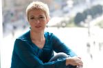 Regizoarea Ada Hausvater, decorată cu Ordinul Artelor şi Literelor &icirc;n grad de Cavaler.