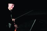 Alexander Bălănescu c&acirc;ntă pentru victimele Holocaustului.