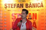 Sute de fani l-au intampinat pe Stefan Banica, aseara, la lansarea albumului "Altceva"