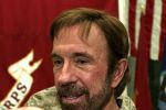 FOTO: &Icirc;nt&acirc;i soldat şi apoi faimos: CHUCK NORRIS a făcut armata! Vezi cine are un trecut ...