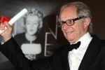 Regizorul Ken Loach refuză să primească un premiu, din solidaritate cu muncitorii italieni.