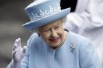 Regina Marii Britanii i-a decorat pe Ciclistul Bradley Wiggins şi tenismanul Andy Murray.