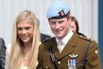 FOTO. SĂRUTĂRI PĂTIMAŞE &icirc;ntre prinţul Harry şi iubita lui, Cressida Bonas.