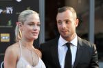 Iubita lui Oscar Pistorius a fost LOVITĂ cu o b&acirc;tă &icirc;nainte să fie &icirc;mpuşcată.