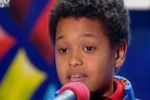 ROM&Acirc;NII AU TALENT. La 13 ani &icirc;i face concurenţă lui Adele. Are şi STRATEGIE de agăţat fete.