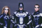 Compania Warner Bros a donat muzeului Smithsonian masca lui Batman şi pelerina lui Superman.