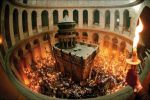 Lumina Sf&acirc;ntă de la Ierusalim va fi adusă &icirc;n Rom&acirc;nia s&acirc;mbătă seară.