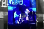 Justin Bieber, atacat pe scenă de un fan.