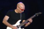 Bisuri cu publicul &icirc;n picioare la concertul lui Joe Satriani la Bucureşti.