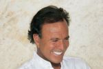 Biletele VIP pentru concertul artistului Julio Iglesias sunt epuizate.