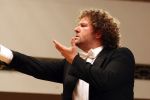 Dirijorul bulgar Martin Panteleev şi violoncelistul Răzvan Suma, &icirc;n concert la Sala Radio.