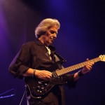 In Romania, John McLaughlin vrea camere cu ferestre deschise
